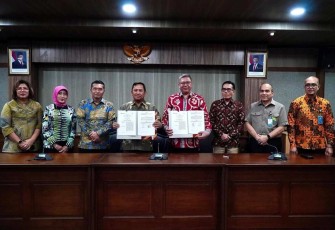 Seskemenkop Ahmad Zabadi foto bersama usai tandatangan MoU dengan Ikatan Notaris Indonesia di Jakarta, Kamis (24/4)