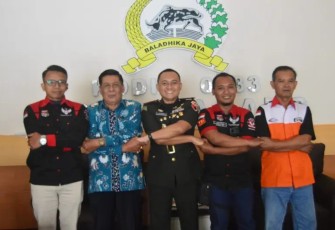 Dandim 0833/Kota Malang Letkol Arm Aris Gunawan foto bersama perwakilan serikat buruh Kota Malang di Makodim, Jum'at (25/4)