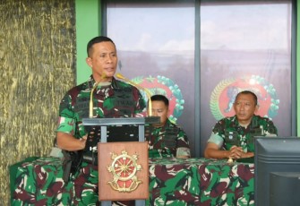 Danbrigif 9 Kostrad Kolonel Inf Dr. La Ode Muhammad Nurdin memberikan pengarahan di Yonif 514/SY, Bondowoso, Rabu (23/4)