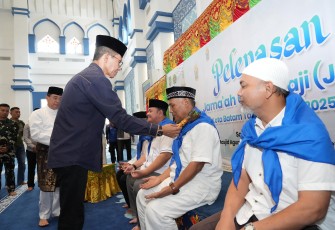 Amsakar Achmad Lepas Jemaah Calon Haji Kota Batam