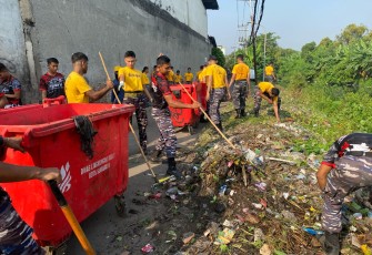 Satkor Koarmada III Bersama Warga Wonosari dan DLH Surabaya Gelar Baksos dan Kerja Bakti di Bantaran Sungai