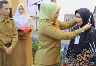 Di dampingi Kepala DKUPP Asyukri, Wakil bupati Deby saat mengalungkan kartu peserta