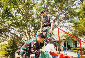 Danyonkes 2 Kostrad Letkol Ckm dr. Ucok Harianto saat memberikan materi outbound anak-anak TK Bina Karakter Luhur Kota Batu, Senin (28/4)