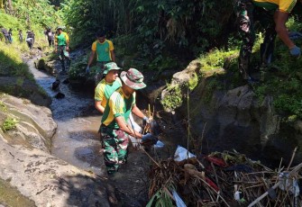 Yonkes 2 Kostrad bersihkan sampah sungai, Selasa (29/4)