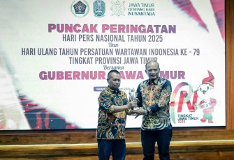 Kapolda Jatim Irjen Pol Nanang Avianto saat menerima penghargaan 