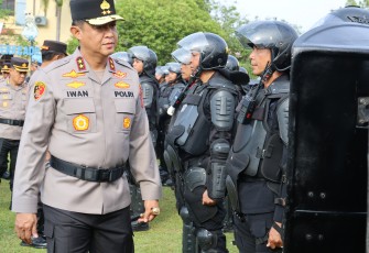 Kapolda Kalteng Irjen Pol Iwan Kurniawan usai apel gelar pasukan, di Lapangan Barigas Mapolda setempat, Rabu (30/4/2025)