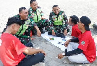 Sisi Humanis Prajurit TNI Warnai Peringatan Hari Buruh di Madiun