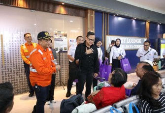 Wamendagri Bima Arya saat berdialog dengan masyarakat di Stasiun Surabaya Gubeng, Kamis (1/5)