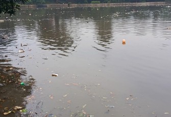 Situ Bahar dengan sampah mencemarinya, Jum'at (2/5)