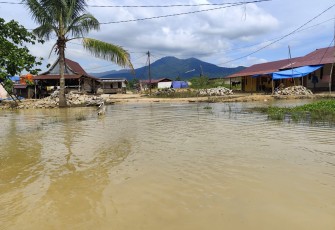 Situasi banjir yang melanda wilayah Kabupaten Morowali Utara, Sulawesi Tengah pada Jumat (2/5).  Sumber foto : BPBD Kabupaten Morowali Utara