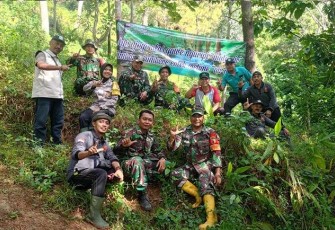 Tanam pohon di wilayah desa binaan 
