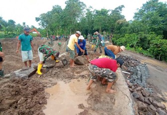 Hujan tak halangi masyarakat bersama satgas TMMD Kodim Bantaeng 