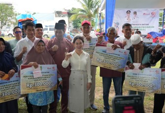 Wakil Kepala Badan Pengusahaan (BP) Batam sekaligus Wakil Walikota Batam, Li Claudia Chandra menyerahkan bantuan tunai kepada lansia, Jumat, (9/5)
