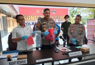 Wakapolres Biak Numfor, Kompol Muchsit Sefian, S.I.K, bersama Kasatreskrim Iptu Dr. Tantu Usman dan Kasi Humas Ipda Joko Susilo dalam konferensi pers terkait pengungkapan kasus pencurian dengan kekerasan