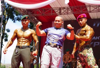 Pangdivif 2 Kostrad Mayjen TNI Susilo bersama atlet body Contest, Sabtu (10/5)