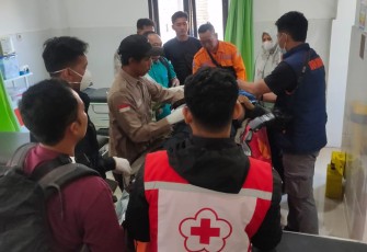 Jasad Riky Gumilar (41), pendaki asal Tangerang yang meninggal pos 3 Gunung Lawu saat tiba di RSUD Karanganyar, Minggu (11/5/2025)