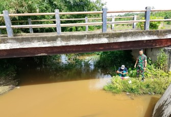 Satgas TMMD Ke-124 Kodim 0408/BS Bangun Kebersamaan Dampingi Warga Memancing
