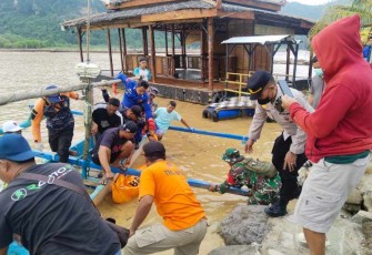 Evakuasi korban tenggelam di pantai Pancer Door Pacitan