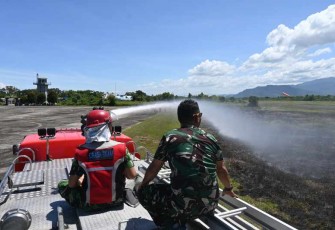 Latihan pemadaman kebakaran lahan di lanud Sutan Sjahrir 