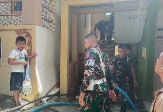 Personel Yonkav 10/Mendagiri padamkan rumah warga