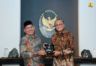 Menteri PU Dody Hanggodo bersama Bupati Lima Puluh Kota Safni Sikumbang di Jakarta, Jum'at (16/5)