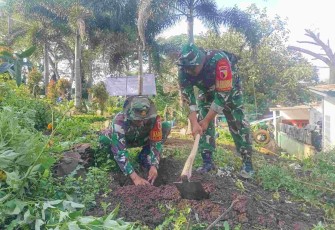 Tanam bibit pohon di kampung Keramat 