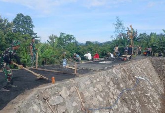 Pemasangan paving block embung desa Barua