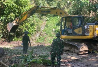 Pembangunan jalan penghubung desa terisolir 