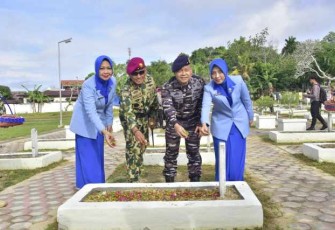 Ziarah rombongan peringati HUT ke 7 Koarmada III 
