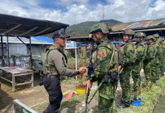 Pangkogabwilhan III Letjen TNI Bambang Trisnohadi saat disambut prajurit Satgas Yonif 700/Wyc di Sinak, Selasa (20/5)