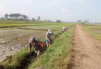 Pembersihan saluran air di wilayah binaan