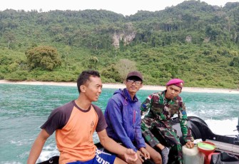 Evakuasi ABK terdampar di pulau Nusa Barung 
