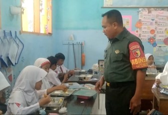 Sertu Wakidun Babinsa Ciptomulyo saat pendampingan makan bergizi gratis 