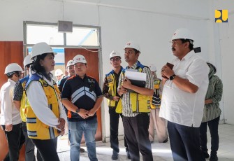 Wamen PU Diana Kusumastuti menerima pemaparan renovasi Sekolah Rakyat 