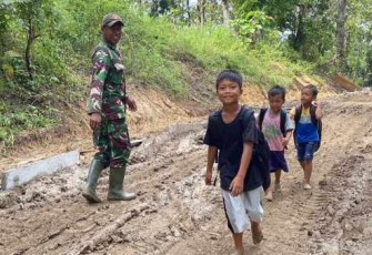 Anak-anak meraih mimpi berangkat sekolah melewati jalan berlumpur 