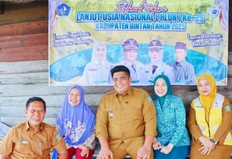 Senyum Bahagia Keluarga Ali Lansia Kawal Pantai yang Dikunjungi Bupati Roby