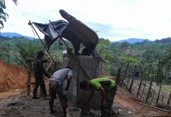 Anggota Satgas TMMD Ke-124 Kodim 0408/BS dan Warga Terus Kebut Pembuatan Prasasti
