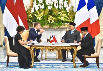 Menekraf Teuku Riefky tanda tangani kerja sama bilateral ekonomi kreatif di hadapan Prabowo-Macron, Istana Merdeka, Jakarta, Rabu (28/5/2025).