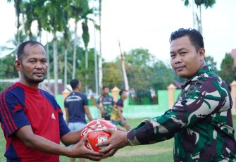 Pemberian peralatan olahraga untuk masyarakat dilokasi TMMD ke 124 Kodim Palopo
