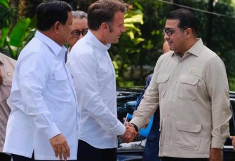 Menteri Ekraf sambut Presiden Prancis Emmanuel Macron saat mengunjungi Candi Borobudur di Kabupaten Magelang, Jawa Tengah (29/5/2025).