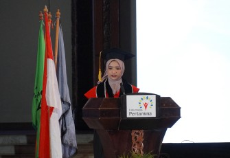 Rissa sebagai wisudawan terbaik menyampaikan orasi