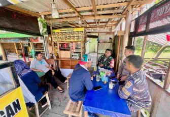 Komsos Babinsa bersama warga binaannya