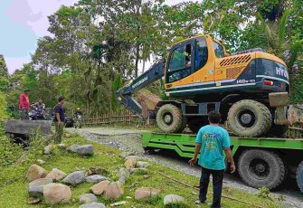 Alat berat ratakan jalan lokasi TMMD ke 124 Kodim Palopo 