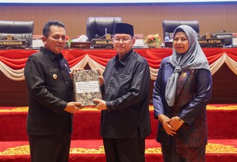 Gubernur Ansar Serahkan Ranperda RPJMD 2025–2029