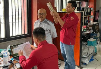 Penyidik Kejari Karanganyar sedang memeriksa mantan Dirut PT MAM Energindo, AA,  di Rutan Kelas II B Padang, Sumatera Barat , Selasa (3/6/2025). Foto: Istimewa
