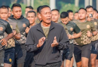 Pangkostrad Pimpin Aerobik di Monas