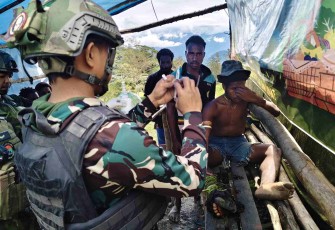 Satgas Yonif 700/Wyc obati pemuda Papua terluka terkena parang