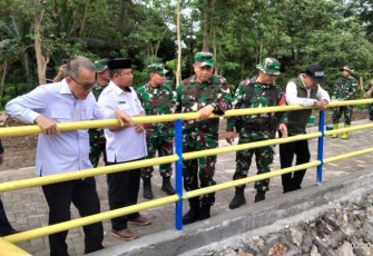 Irdam XIV Hasanuddin Brigjen TNI Berlin Germany saat meresmikan embung desa Barua, Rabu (4/6)