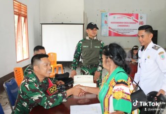 Satgas Yonkav 3/AC berikan pengobatan di posyandu lansia 