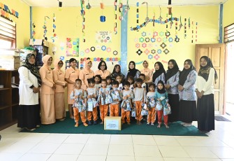 Yasarini Lanud RSA menggelar kegiatan bakti sosial berupa pembagian buku dan alat tulis